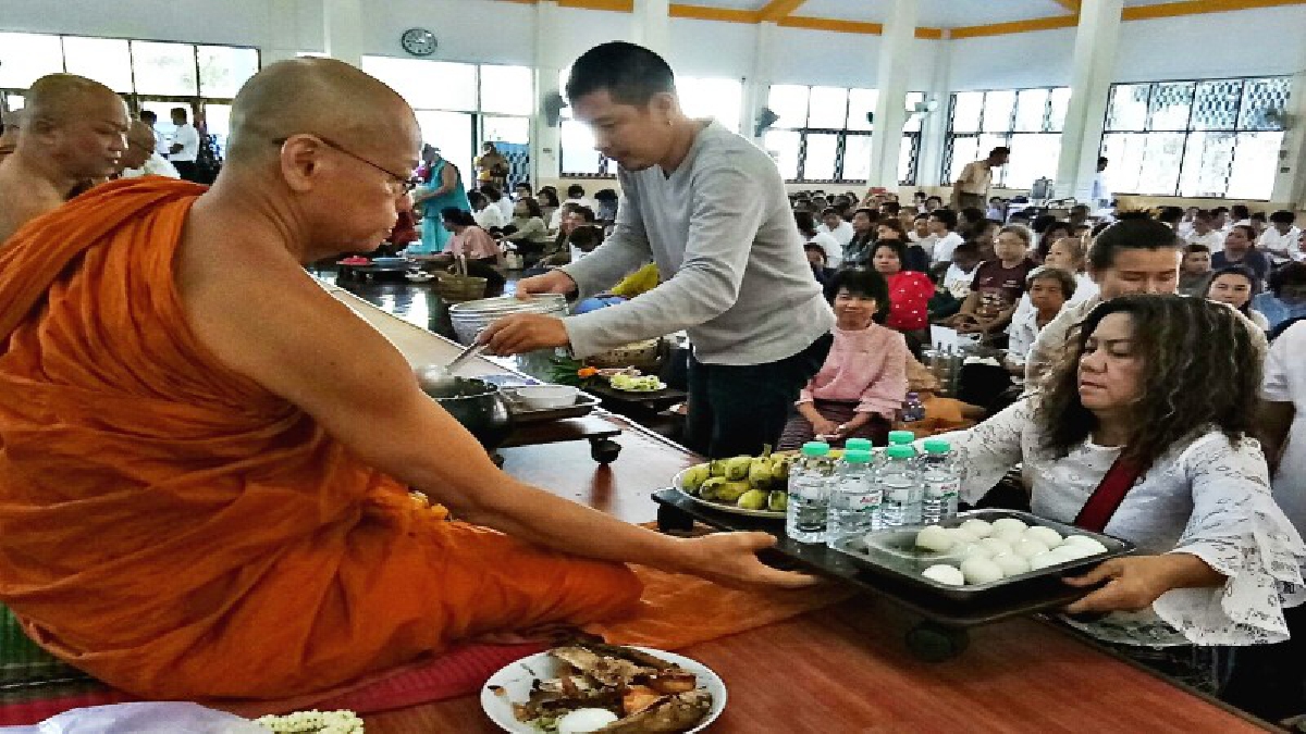 ชาวชลบุรีร่วมทำบุญรับปีใหม่กันคึกคักที่วัดญาณสังวราราม (คลิป)