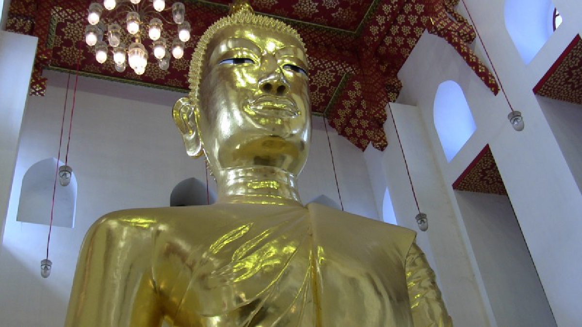 เพิ่มความเป็นศิริมงคล!! ประชาชนแห่ไหว้ "พระมหาพุทธพิมพ์" วัดไชโยวรวิหารอย่างเนื่องแน่น