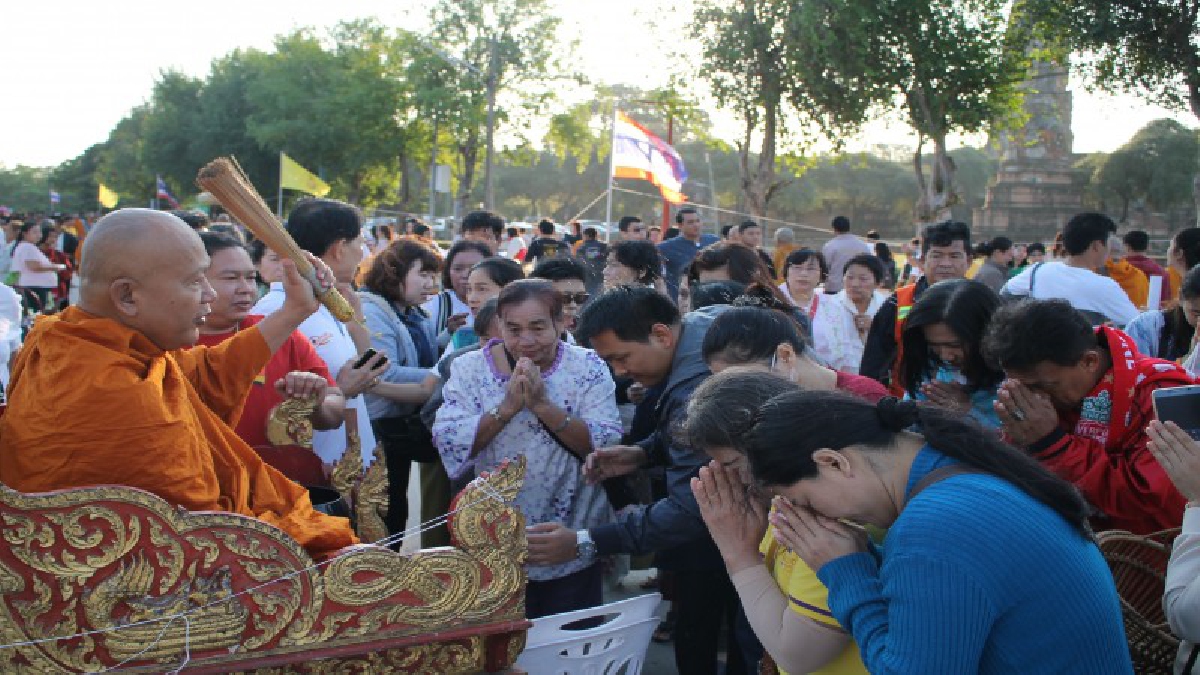 ชาวอยุธยาร่วมทำบุญตักบาตรพระสงฆ์498 รูปนิมนต์เกจิดัง 9 รูป 9 วัดประพรหมน้ำพระพุทธมนต์เพื่อเป็นสิริมงคลแก่ชีวิตต้อนรับปีใหม่ 2561(ดูคลิป)
