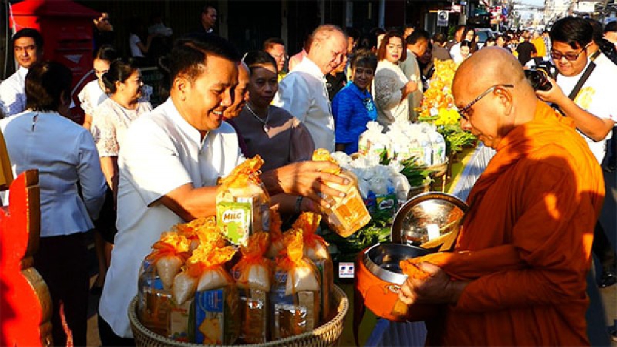 ชุมพร!! ประชาชนร่วมทำบุญตักบาตรวันขึ้นปีใหม่กันคึกคัก (มีคลิป)