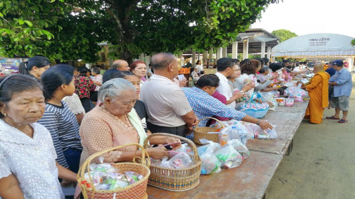 ประชาชนจำนวนมากเข้าร่วมทำบุญตักบาตรเนื่องในวันขึ้นปีใหม่ขอพร"พ่อท่านคล้าย วาจาสิทธิ์" องค์ใหญ่ที่สุดในโลกเพื่อเป็นสิริมงคลแก่ตัวเอง ครอบครัว