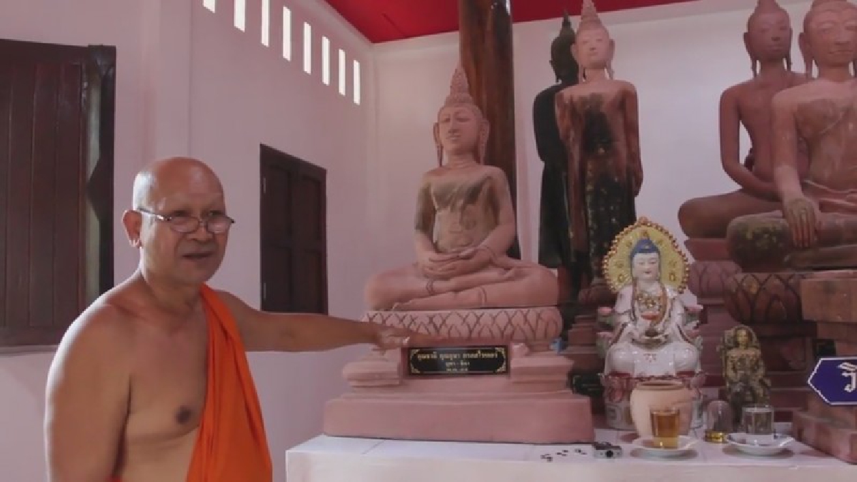 โจรใจบาปงัดประตูวิหารเข้าไปขโมยรูปปั้นพระอายุหลายร้อยปีไป ( คลิป )