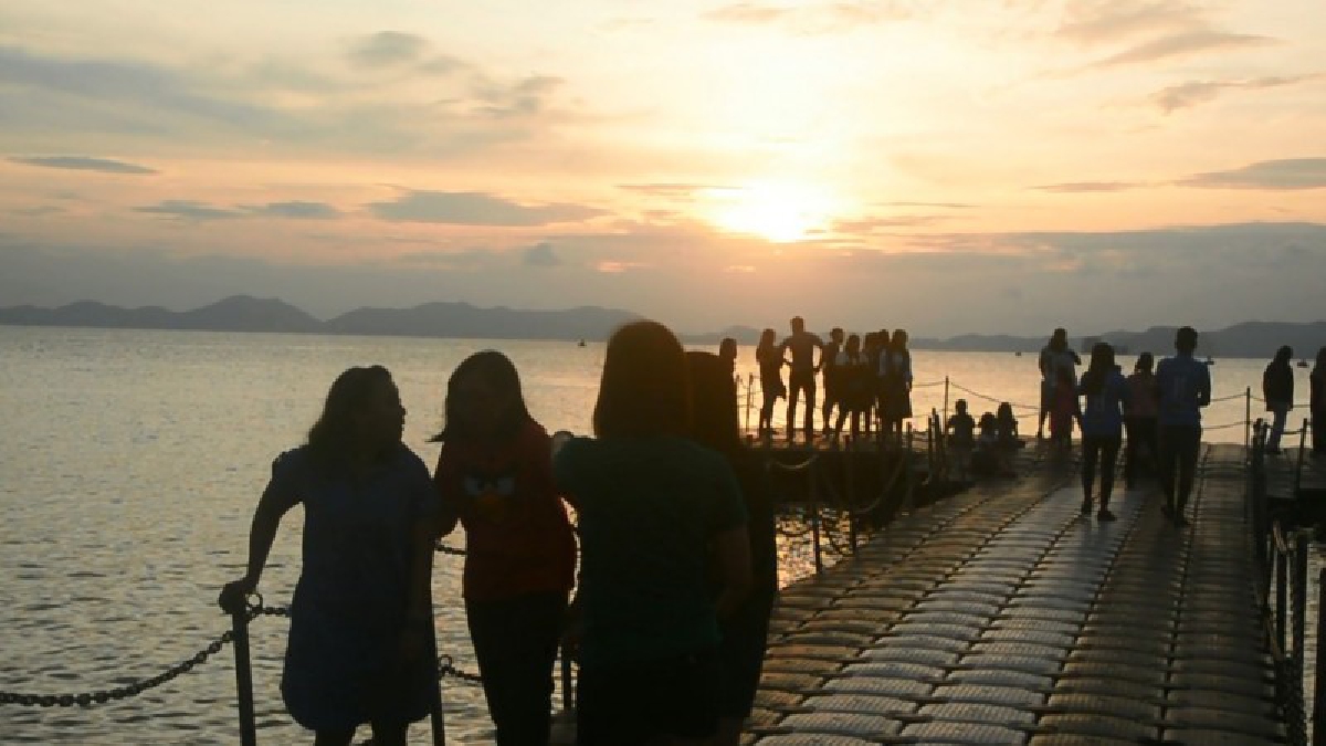 ปีใหม่นี้กระบี่คึกคัก!!  นักท่องเที่ยวแห่เที่ยวสะพานทุ่นลอยน้ำคึกคักรับปีใหม่