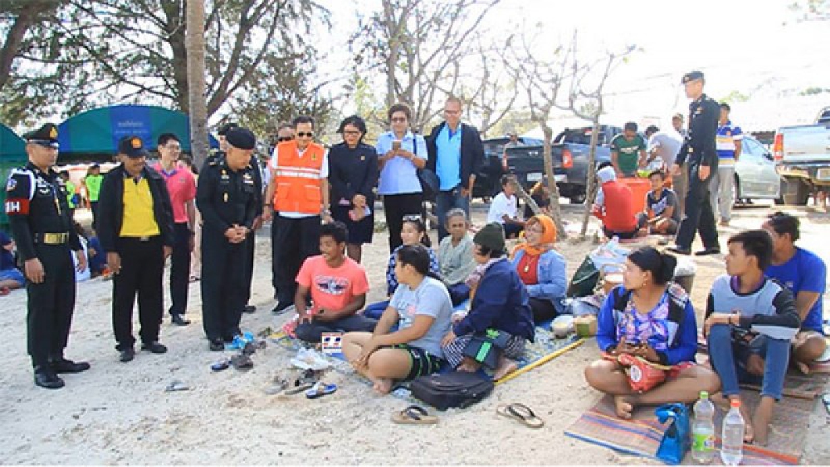ชุมพร!! ผบ.มทบ.44ลงพื้นที่หาดทุ่งวัวแล่น ขอความร่วมมือนักท่องเที่ยวระวังคลื่นลมแรง(มีคลิบ)