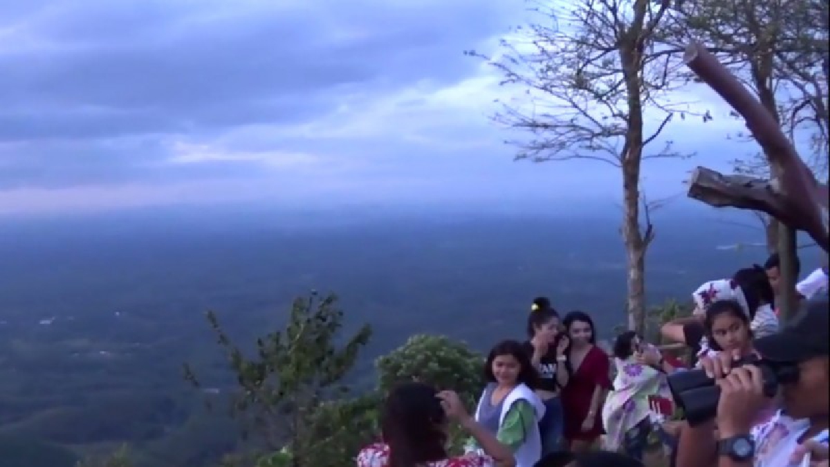 แห่รับแสงแรก!!!นักเที่ยวแห่สูดอากาศทะเลหมอกเขาศูนย์ เมืองคอน กางเต้นท์นอนค้างรอรับแสงแรกยามเช้าหนาแน่นที่จุดชมวิวทะเลหมอกเขาศูนย์ (ชมคลิป)