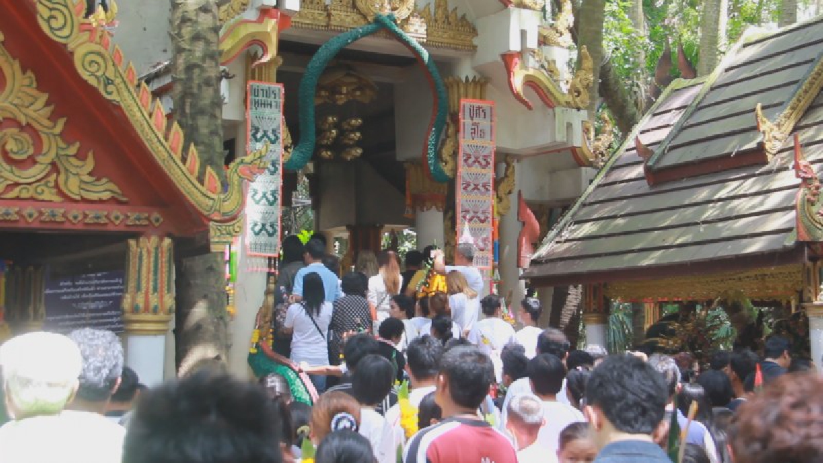 ประชาชนและนักท่องเที่ยว แห่กราบไหว้ขอพรปู่ศรีสุทโธวังนาคินทร์ ที่เกาะคำชะโนด อย่างเนืองแน่น ก่อนเดินทางกลับไปทำงานและภูมิลำเนาของตนเอง