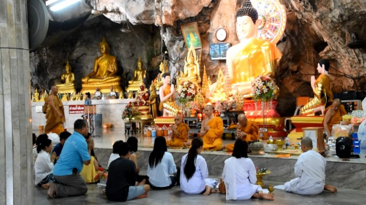 เตรียมรับสิ่งดีๆในปีใหม่..!?? ชาวกระบี่เข้าวัดขอพรสิ่งศักดิ์สิทธิ์ทำบุญ เสริมดวงชะตา รับปีใหม่