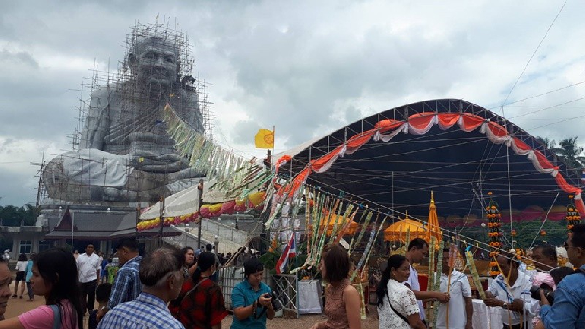 ประชาชนหลั่งไหลเข้าไหว้พระขอพรในช่วงเทศกาลปีใหม่ ร่วมเททอง หลวงปู่ทวด องค์ใหญ่ที่สุดในโลก แหล่งท่องเที่ยวที่สำคัญของ จ.สุราษฎร์ฯ