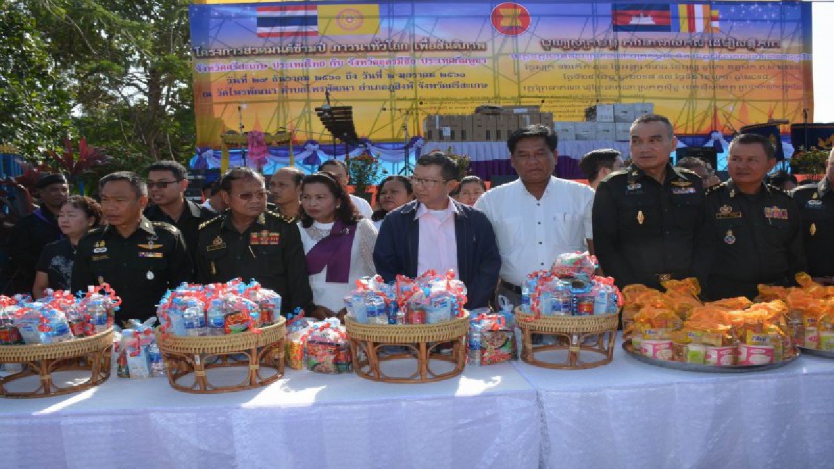 แม่ทัพ 2 ชาตินำประชาชนตักบาตรพระ 2 แผ่นดินไทย – กัมพูชา ด้าน จ.ศรีสะเกษ (มีคลิป)