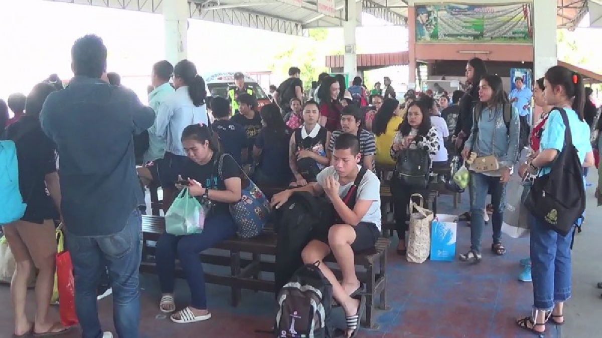 สุดวุ่น !! ผู้โดยสารตกค้างที่สถานีขนส่งอ่างทองเป็นจำนวนมาก เหตุรถตู้โดยสารตีรถกลับมารับไม่ทัน ต้องเร่งเสริมรถรองรับ