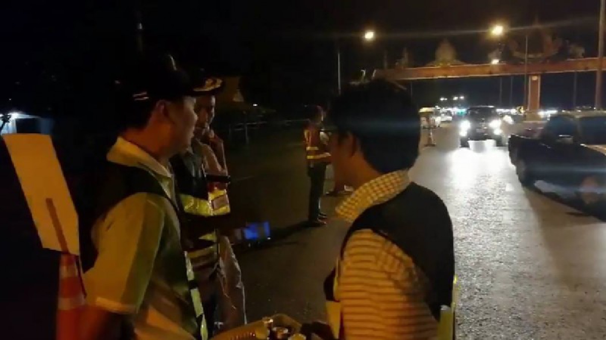 ติดสาหัส !! การจราจรเส้น 304 เขาหินซ้อนประชาชนแห่เดินทางกลับ เตรียมทำงานในวันพรุ่งนี้ (คลิป)