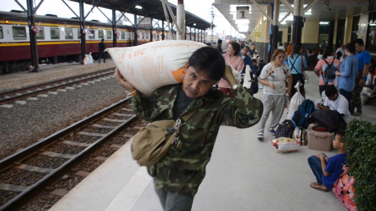 ชาวอุดรฯแบกกระสอบข้าวสารขึ้นรถไฟกลับกรุงเทพ เพื่อทำงานกันแน่นขนัด ต้องเสริมรถเพิ่มอีก 1 ขบวน (คลิป)