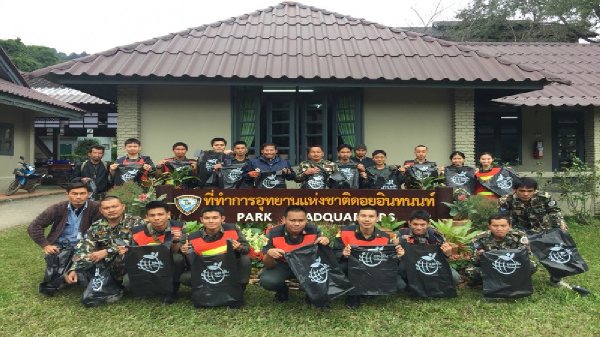 เยาวชนจิตอาสามูลนิธิสายธารา-เยาวชนโรงเรียนแม่แจ่ม และชมรมนักศึกษาวิชาทหารโรงเรียนจอมทอง ช่วยเก็บขยะอุทยานแห่งชาติ บนดอยอินทนนท์