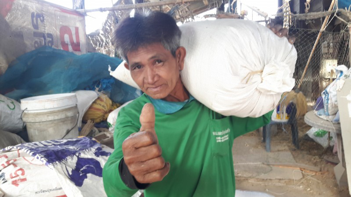 หอบหิ้วความรัก-ความห่วงใยเข้ากรุงเทพ..!! โรงสีข้าวชุมชนทุกแห่ง ที่ยโสธรยังคงคึกคัก เร่งสีข้าวให้ลูกหลานหอบหิ้วกลับช่วงปีใหม่ (มีคลิป)