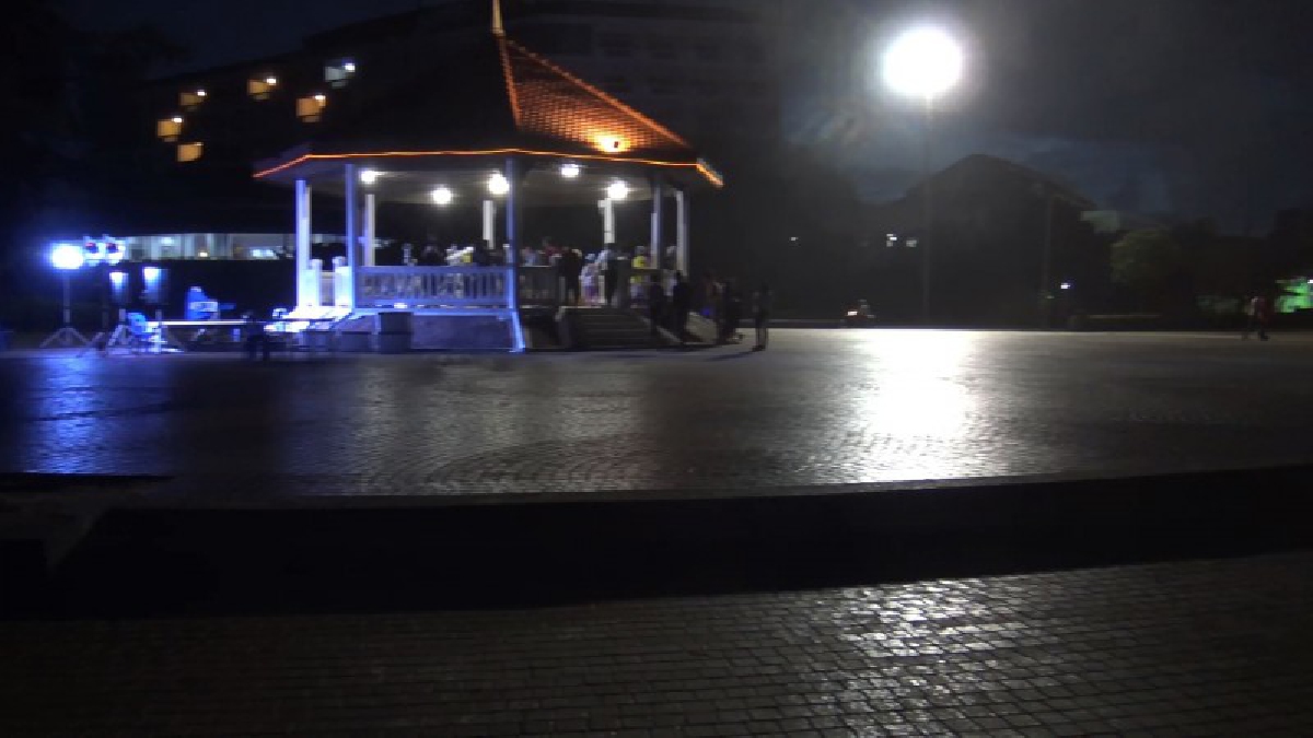 ปรากฎการณ์ "ซูเปอร์ฟูลมูน" ที่สงขลา เจอสภาพอากาศแปรปรวนทั้งลมทั้งฝนตั้งแต่ช่วงหัวค่ำ ต้องขนย้ายกล้องที่ใช้ดู หลบขึ้นไว้บนศาลาไทย