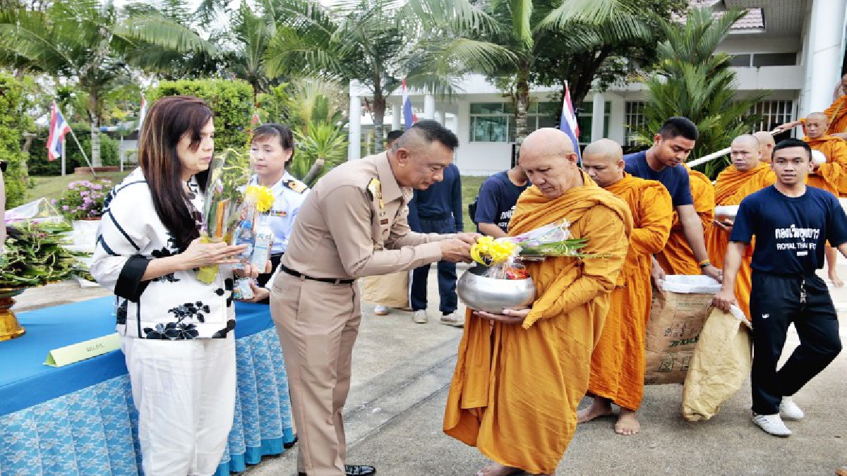 ชลบุรี..!! ทหารเรือ อ.สัตหีบ ร่วมทำบุญใส่บาตรพระภิกษุสงฆ์ จำนวน 66 รูป ในโอกาสวันขึ้นปีใหม่ (มีคลิป)