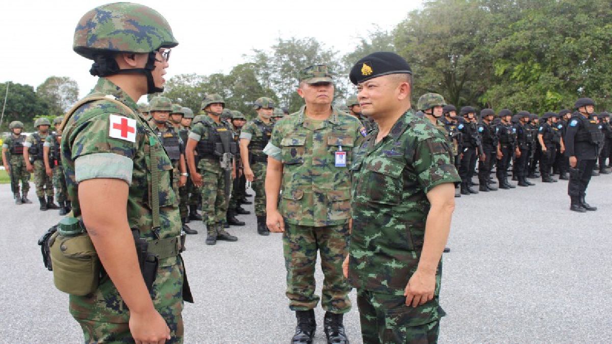 ผู้บัญชาการทหารสูงสุด ลงพื้นที่ตรวจเยี่ยมติดตามสถานการณ์ในพื้นที่ภาคใต้ ที่จังหวัดนราธิวาส พร้อมฝากนำนโยบายและแนวคิดของหน่วยงานที่เกี่ยวข้อง