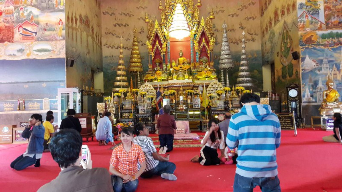 นักท่องเที่ยวที่เดินทางมาท่องเที่ยวในจังหวัดหนองคาย แห่ทำบุญ ขอพรหลวงพ่อพระใส พระคู่บ้านคู่เมืองชาวหนองคาย เพื่อความเป็นสิริมงคล (คลิป)
