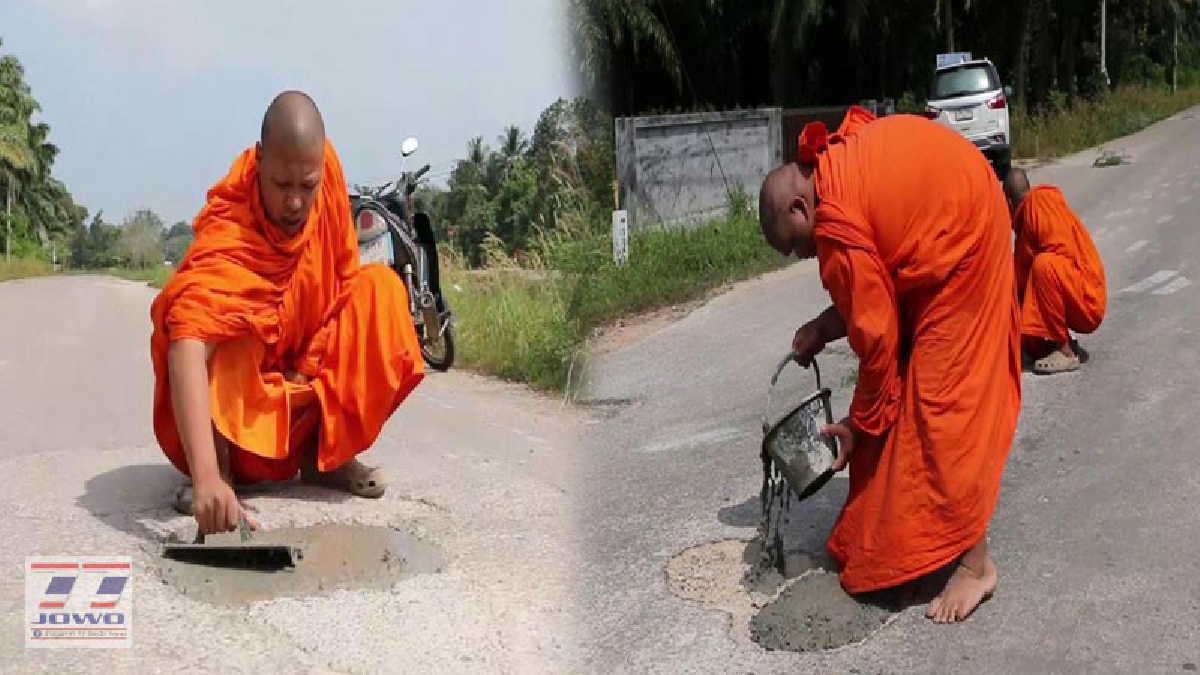 ถนนสายพระทำ !! พระภิกษุระดมกำลัง โบกปูนกลบหลุมถนนช่วยชาวบ้าน ท่ามกลางแสงแดดจ้า เห็นแบบนี้หน่วยงานรู้สึกอะไรบ้างมั้ย ? (คลิป)