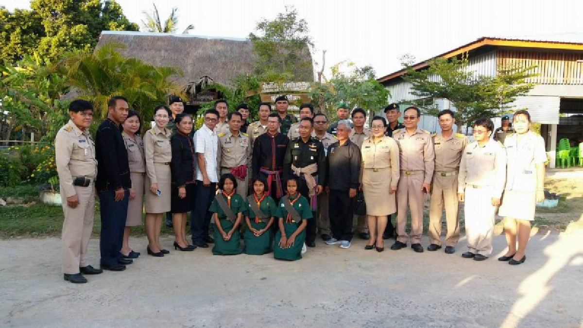 ศรีสะเกษ..!! แม่ทัพภาคที่ 2 พร้อมด้วยผู้ว่าฯ เยี่ยมชม ศูนย์เรียนรู้เศรษฐกิจพอเพียงชุมชน (โครงการชีววิถี เพื่อการพัฒนาอย่างยั่งยืน) (มีคลิป)