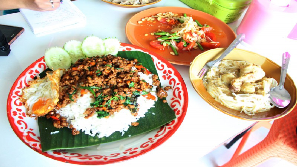เจ้าของร้านวัย23 เปิดร้านอาหารตามสั่ง บริการส่งฟรีต้อนรับปีใหม่ โปรโมชั่นส้มตำไทย-ปูปลาร้าในราคา 19 บาท และกะเพราถาดใหญ่ ทานได้ 2-3 คน
