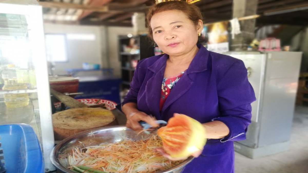 แซ่บสะท้านลิ้น ! ป้าสำอาง ส้มตำปูปลาร้า ทรมานไส้... หอมถึงเครื่องจนหยุดไม่อยู่