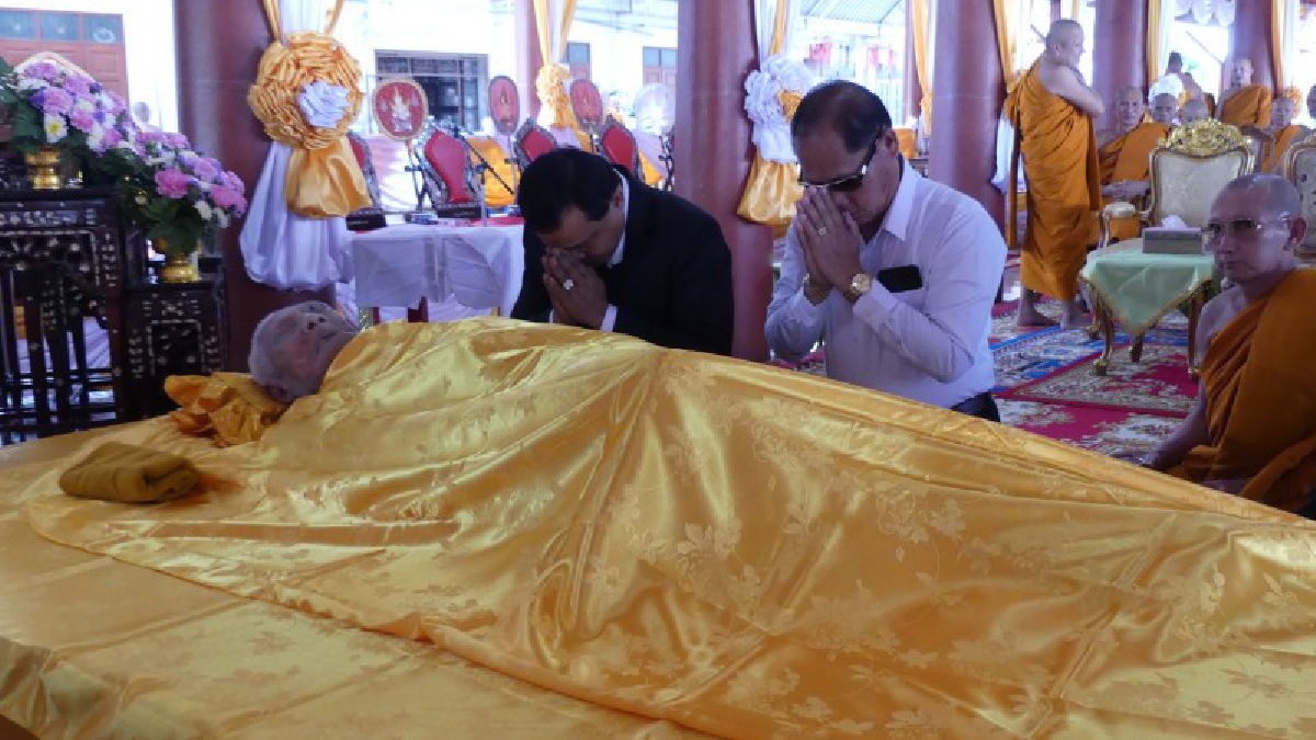 ปทุมธานี !! ปชช.ร่วมรดน้ำหลวงปู่บุญธรรม เกจิอาวุโสเชื้อสายมอญที่วัดสามัคคิยาราม สิริอายุรวม 96 ปี 60 พรรษา