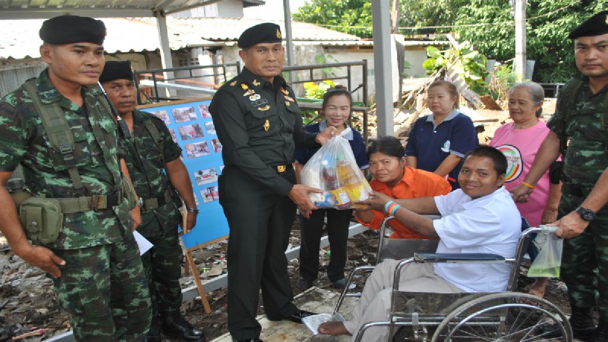 ที่พึ่งของประชาชน..!! ทหารพล..9 เร่งสร้างบ้านหลังใหม่ ให้หญิงกลางคน ฐานะยากจน มีแค่เพิงพักซุกหัวนอน แถมต้องเก็บของเก่าขายเลี้ยงลูกพิการ