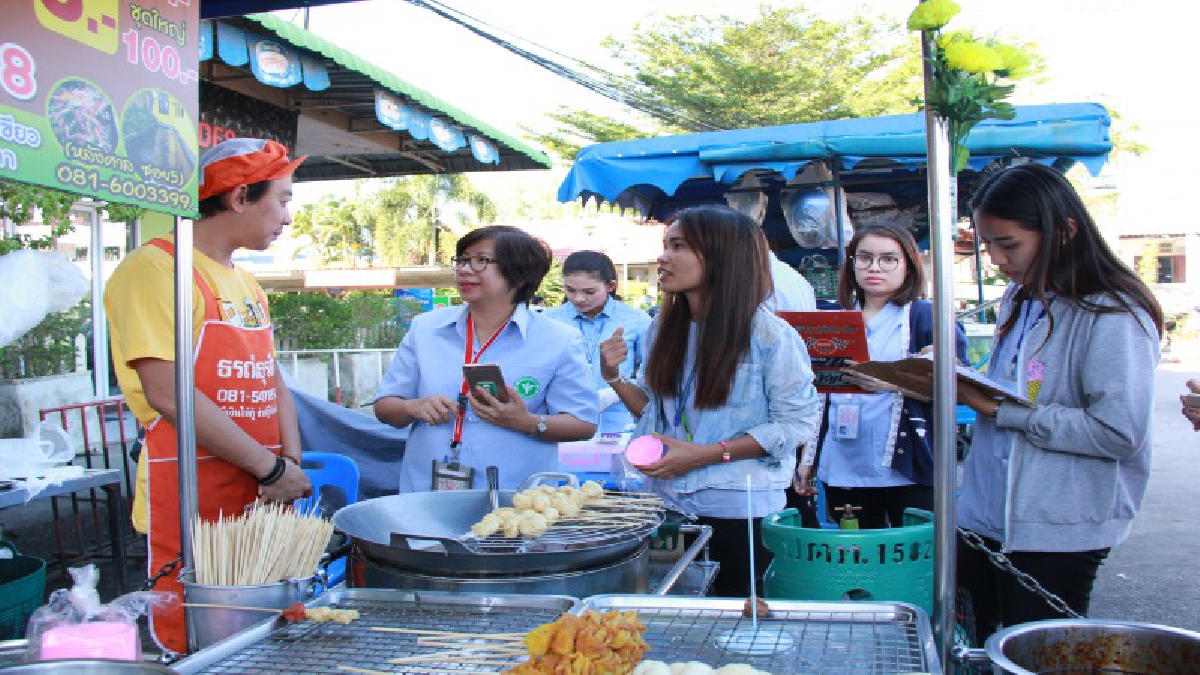 บุรีรัมย์..!! สาธารณสุข เอ็กซ์เรย์ความสะอาดร้านจำหน่ายลูกชิ้น สร้างความอุ่นใจ-ปลอดภัย แก่ปชช.-นทท. ก่อนถึงวันงานลูกชิ้นยืนกิน