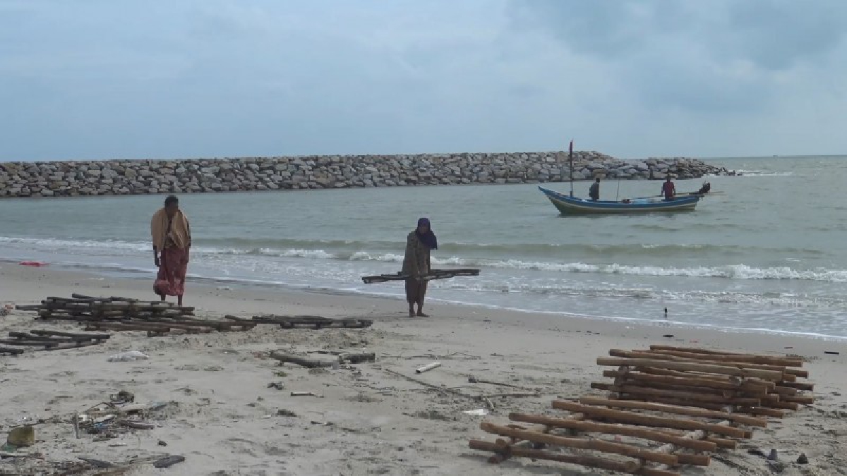 กลับสู่วิถีชีวิตเดิม !! เรือประมงพื้นบ้านชายฝั่งบ้านบ่ออิฐ เริ่มออกทำการประมงจับปลาวันแรก หลังคลื่นลดความรุนแรงลง