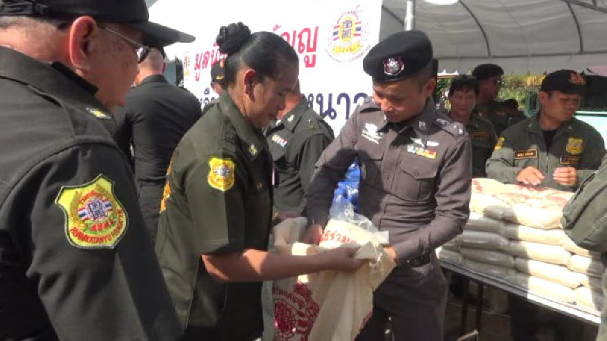 เพชรบูรณ์ ! ทหาร-ตำรวจ ร่วมกับมูลนิธิร่วมกตัญญู มอบผ้าห่มกันหนาวและถุงยังชีพให้กับประชาชนในพื้นที่ ตำบลซับเปิบ อำเภอวังโป่ง