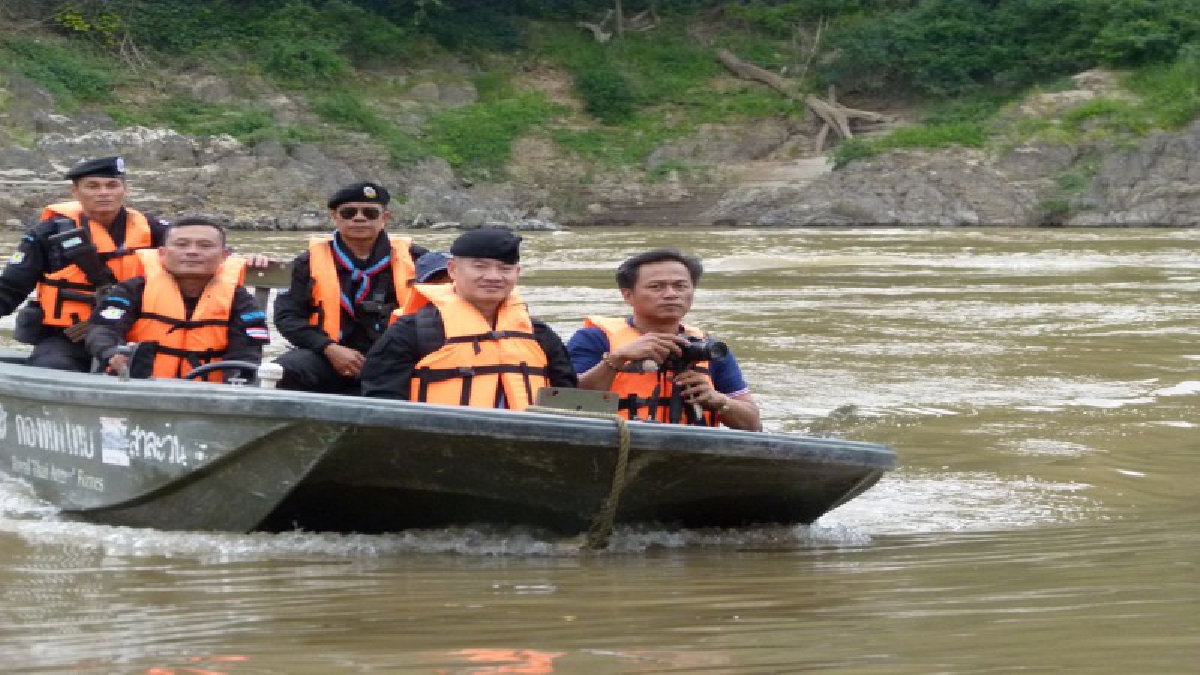 ผู้การทหารพราน เร่งค้นหาผู้สูญหาย 3 ราย เหตุเรือหางยาวโดยสารล่มกลางแม่น้ำสาละวิน (คลิป)
