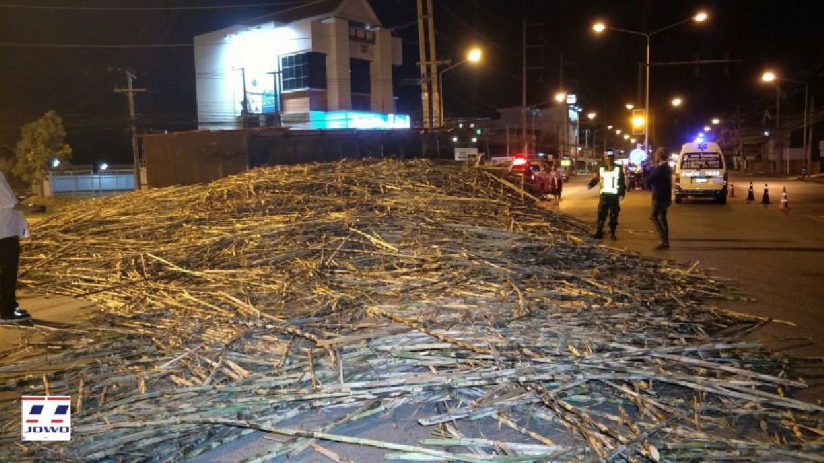 พินาศ ! สิบล้อบรรทุกอ้อยมาเต็มคัน เทกระจาดกลางสามแยกไฟแดง คนขับอ้าง..สายรัดขาด ทำเสียการทรงตัว (มีคลิป)