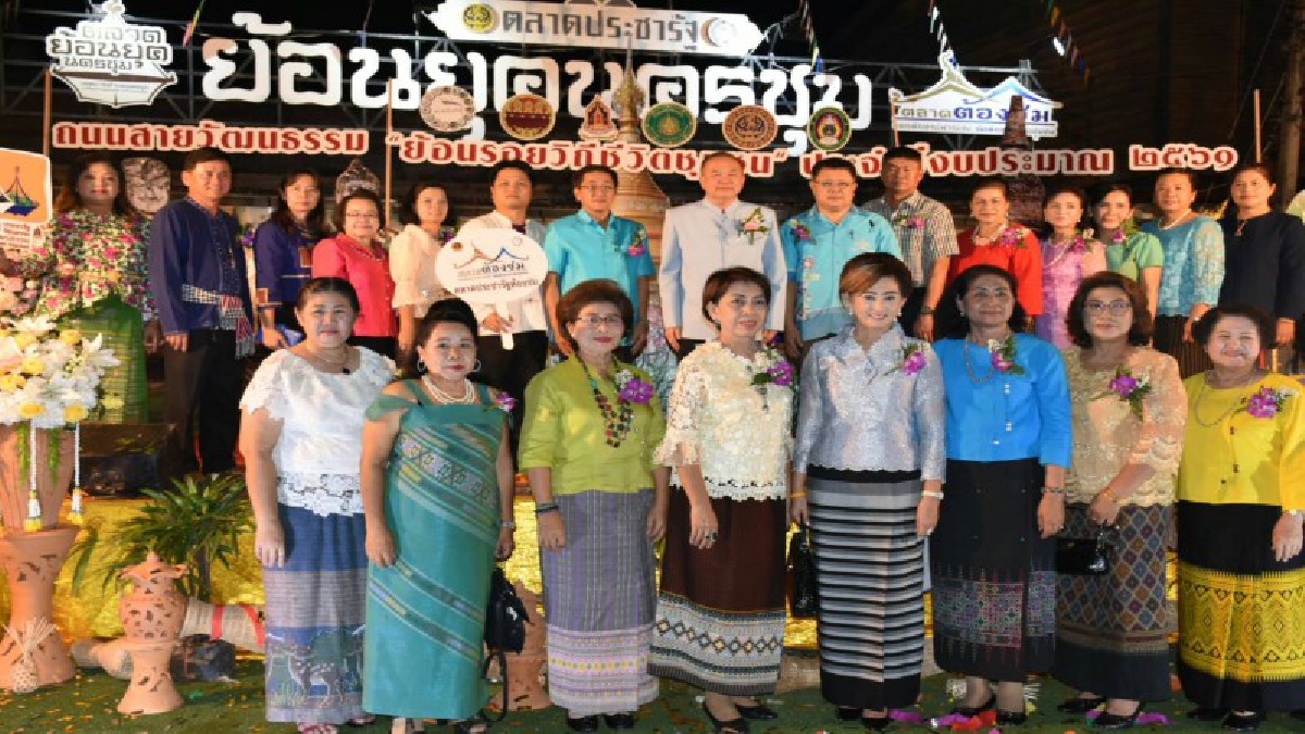 พ่อเมืองกำแพงเพชรเปิดโครงการ"ถนนสายวัฒนธรรมย้อนรอยวิถีชีวิตชุมชน" ส่งเสริมวัฒนธรรมท้องถิ่น จำหน่ายสินค้าพื้นเมืองสร้างรายได้ให้ชุมชน