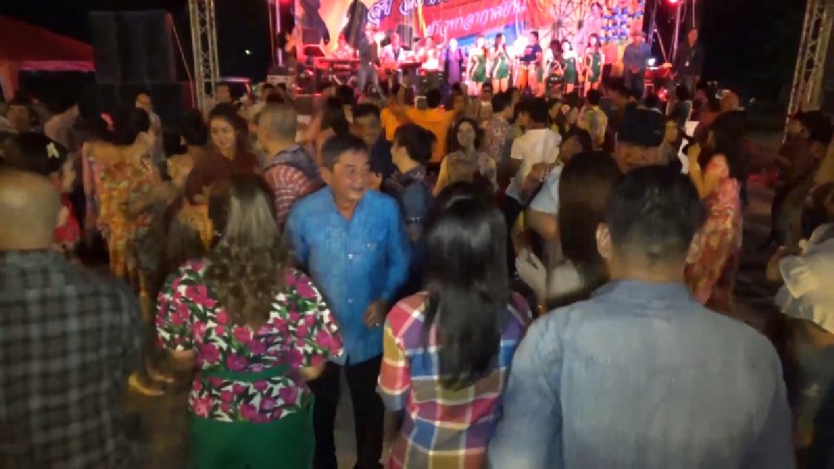 ท่าอากาศยานหาดใหญ่จัดงานเลี้ยงปีใหม่แบบย้อนยุคสไตล์คาวบอยและมนต์รักลูกทุ่ง สร้างความสนุกสนานแบบๆไทย มีทั้งรำวง สาวน้อยตกน้ำ