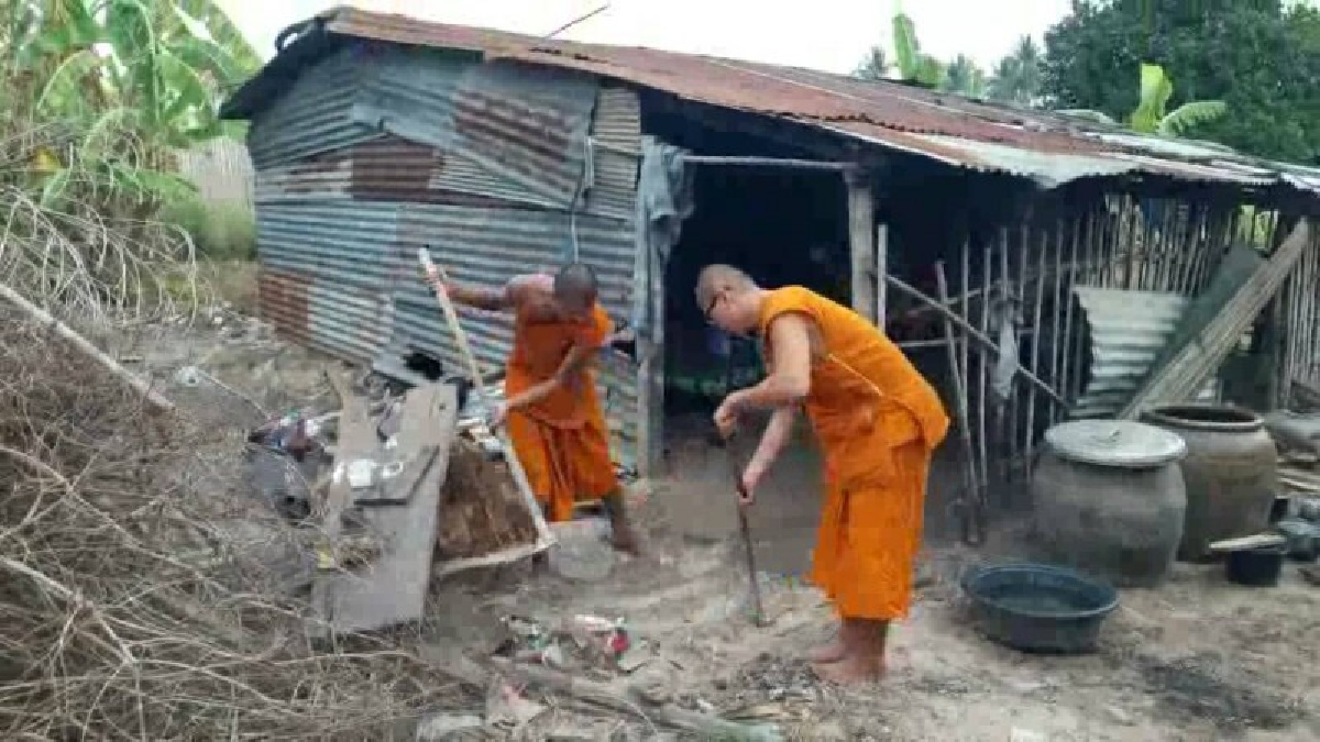 พระลูกวัดเขาตะแบก ที่แบกปูน 40 กก.เดินขึ้นบันได 400 ขั้น นำจิตอาสาซ่อมแซมและทำความสะอาดบ้านให้ยายตาบอด (คลิป)