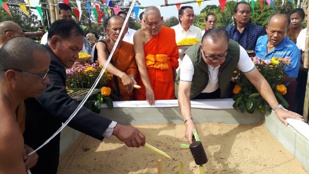 พลังศรัทธา!! พุทธศาสนิกชนจากทั่วสารทิศ หลั่งไหลแห่ร่วมพิธีทอดผ้าป่าสามัคคี สมทบทุนก่อสร้างพระอุโบสถถวายเป็นพุทธบูชา
