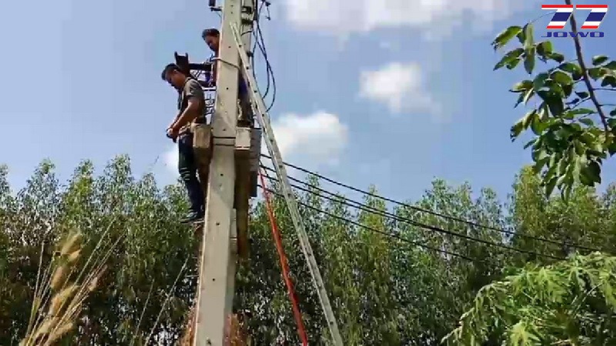 นาทีระทึก ! ช่างติดตั้งสายเคเบิ้ลถูกไฟฟ้าแรงสูงช็อตคาเสาไฟฟ้า เดชะบุญ..หลุดออกมาได้ รอดพ้นจากความตายหวุดหวิด (คลิป)