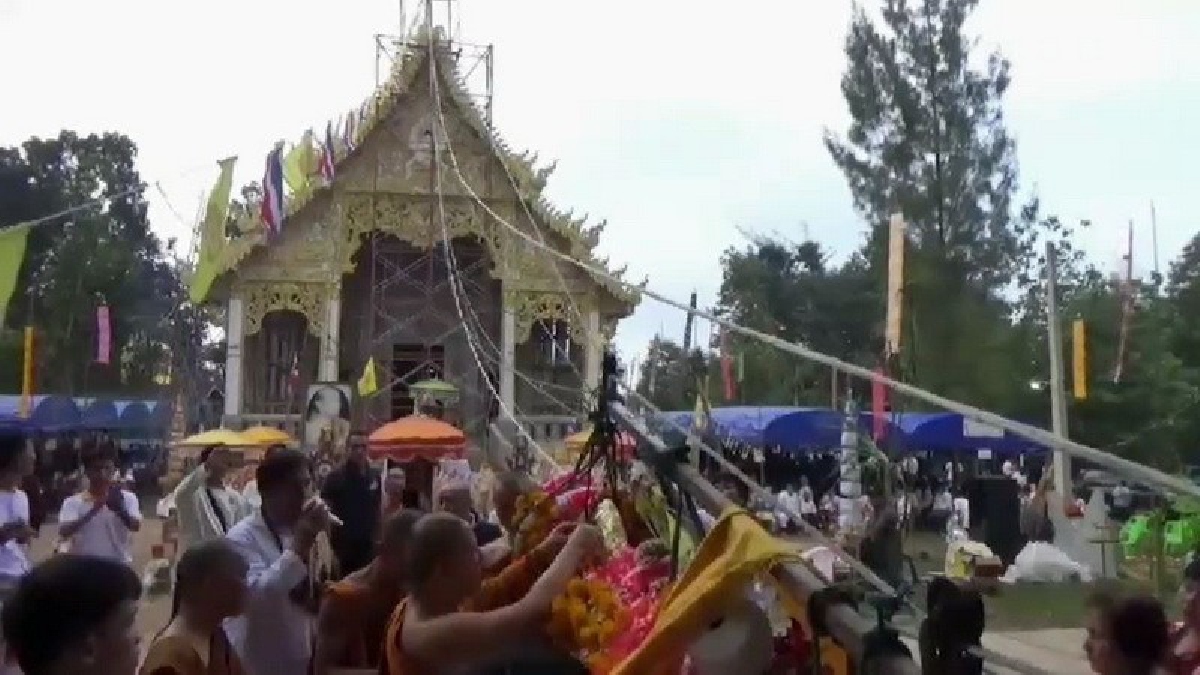 มหากุศลยิ่งใหญ่ !! พระสงฆ์ชาวบ้านแห่ร่วมทอดผ้าป่าลอยฟ้า ยกช่อฟ้า สำนักสงฆ์ป่าดังเมืองพะเยา