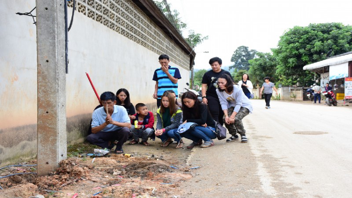 ชวนขนหัวลุก ! เหยื่อถูกกระสุนปริศนายิงรถดับที่แม่สรวย "นอนตายตาไม่หลับ" เข้าฝันเพื่อน พระทัก..ต้องเชิญวิญญาญกลับ (คลิป)