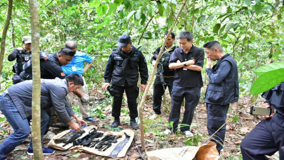 ทหารพรานบุกยึด M16 และอุปกรณ์ประกอบระเบิดในสวนยางที่ อ.ศรีสาคร หลังคนร้ายดักซุ่มยิงรถจนท. เสียชีวิต 1 ราย