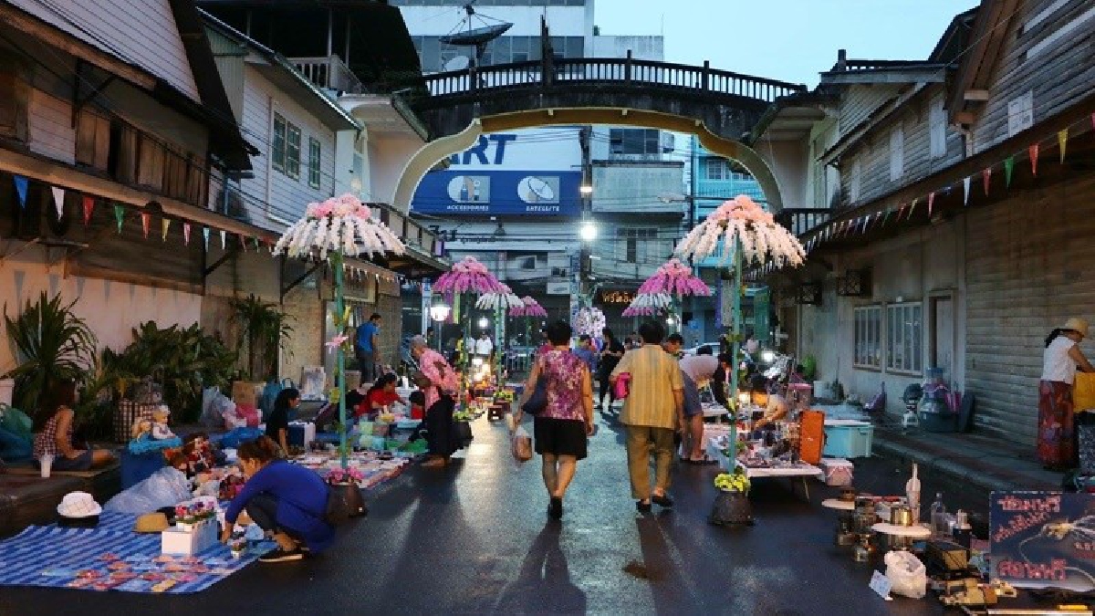 มาสุราษฎร์ฯต้องมา "ช๊อป ชม ชิม แชะ" ตลาดนัดสไตร์สวินเทจ พร้อมชมตึกโบราณสไตล์ชิโน-โปรตุกีส ที่มีสะพานเชื่อมระหว่างอาคารเก่าแก่ 100ปี (มีคลิป)