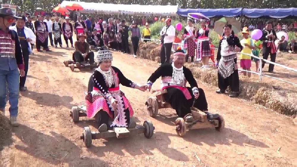 คลิปสุดฮา..!! กีฬาสีสันแข่งขันโกคาร์ทม้ง มีปชช.นทท. แห่ชมเป็นจำนวนมาก คึกคักสุดๆเมื่อ นักแข่งล้มกลิ้งกระจาย ฮาจนน้ำตาเล็ด!?