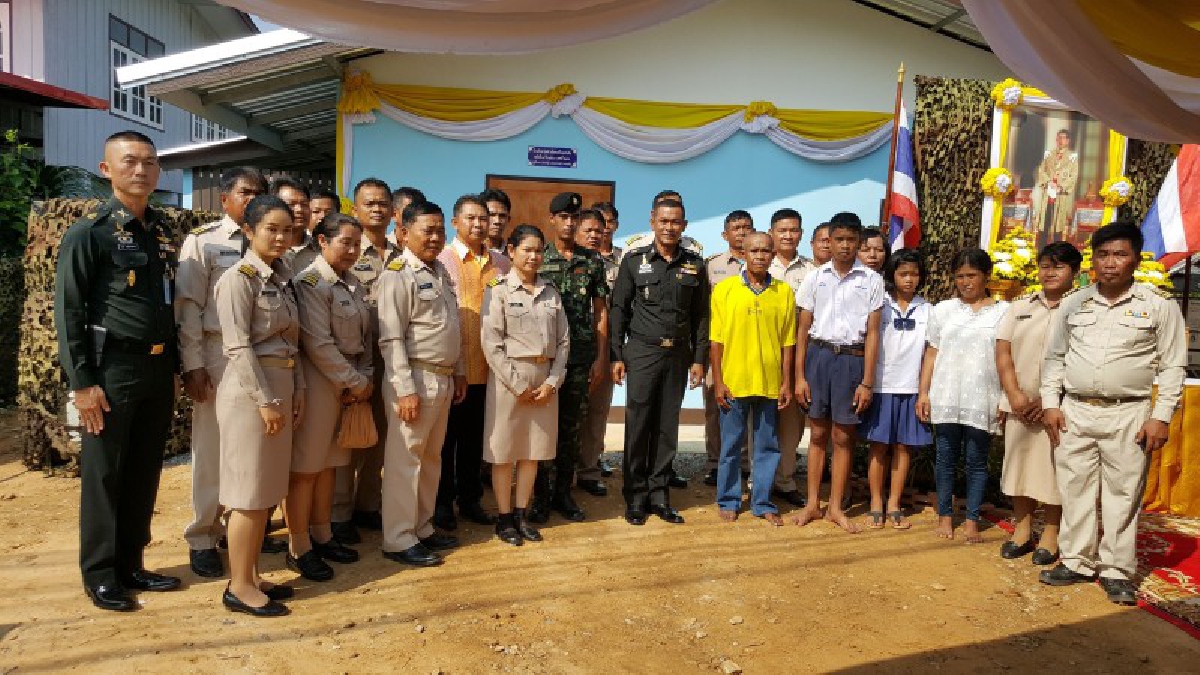 สมควรได้!! ทหารของพระราชาเข้ามอบบ้าน 2 พี่น้องเด็กสุดยอดกตัญญูต่อพ่อ-แม่ที่ จ.สระแก้ว (ชมคลิป)