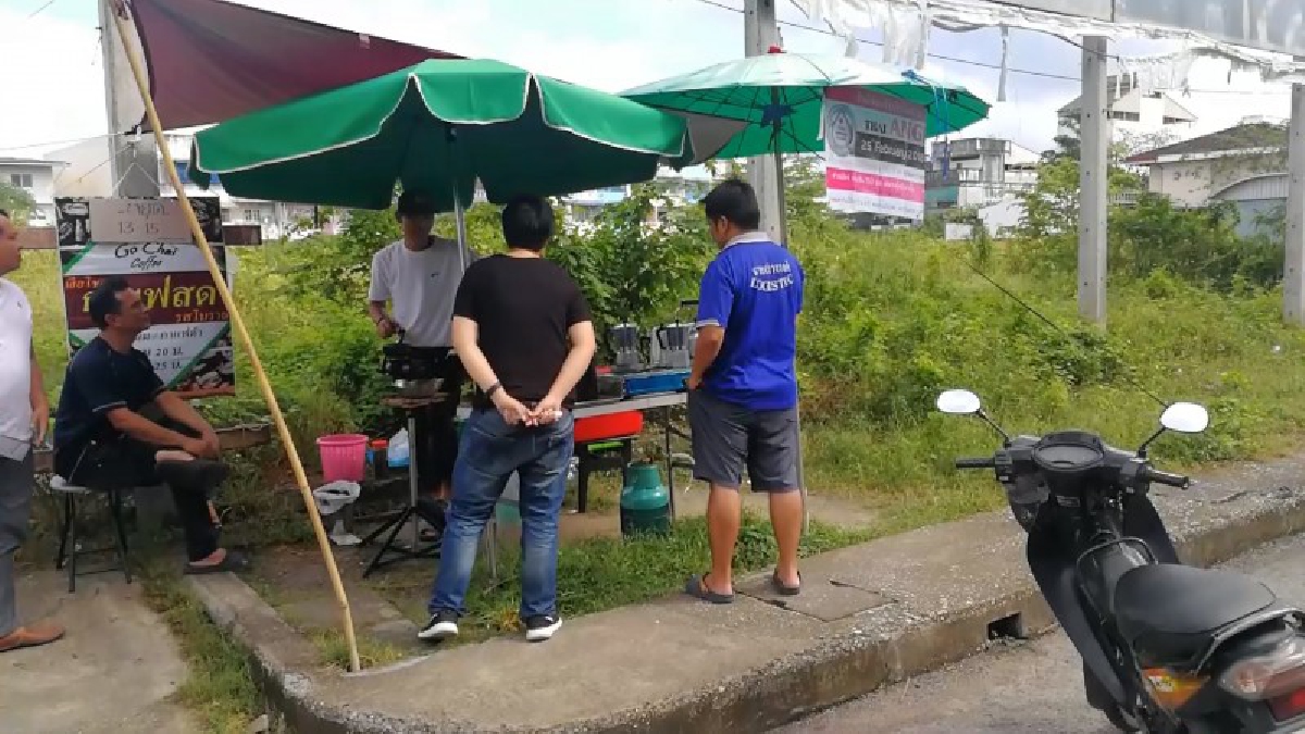 อดีตผู้จัดการบริษัทเปิดซุ้มขายกาแฟสดโบราณริมถนนง่ายๆสบายๆแต่โดนใจลูกค้ารอคิวไม่ขาดสาย (ชมคลิป)