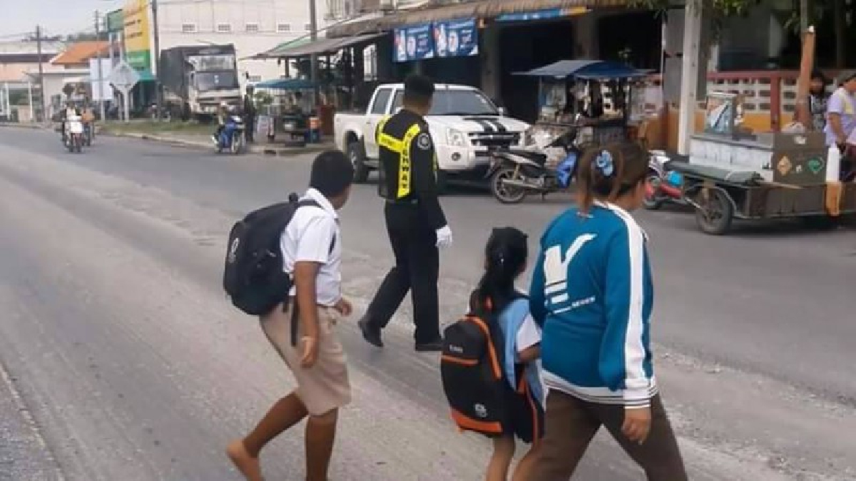 ตร.ทางหลวงนครศรีธรรมราช ดำเนินโครงการ "จูงน้องข้ามถนน" อำนวยความสะดวกการจราจร เพื่อความปลอดภัยของนักเรียน พร้อมบริการประชาชนที่สัญจรผ่านไป