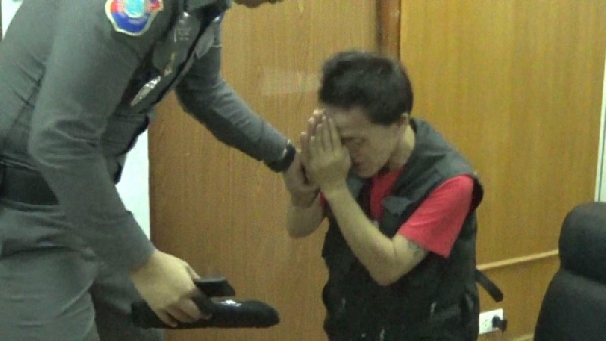 รวบ “เฉินหลง” อดีตแกนนำป่วนทัวร์เชียงใหม่ นั่งคุกเข่ายกมือไหว้ตำรวจกลางโรงพัก