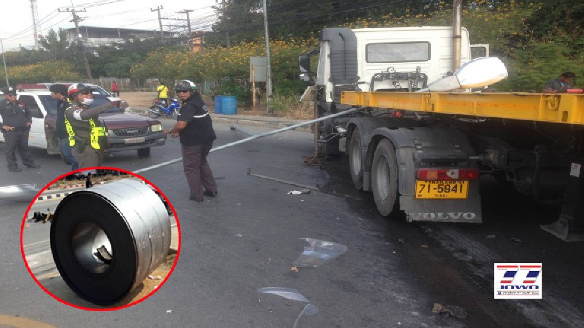 ขวัญกระเจิง ! พ่วง 22 ล้อทำลูกเหล็กร่วง หวิดทับซุ้มกาแฟเละ ลูกค้าตกใจวิ่งหนีตายโกลาหล (คลิป)