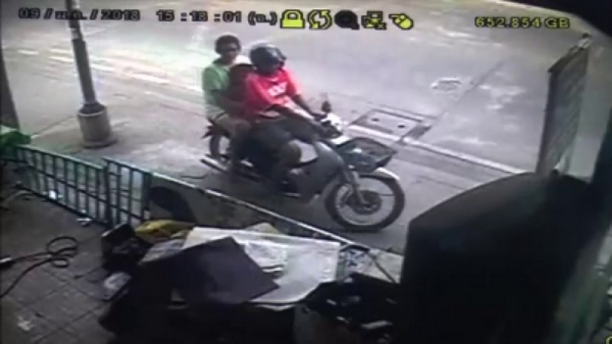 เลวทั้งผัวเมียไม่พอ เอาลูกมาทำชั่วด้วย !! วงจรปิดจับภาพชัด โจรยกครัว ตะเวนลักทรัพย์น้อยใหญ่กวาดเรียบ (ชมคลิป)