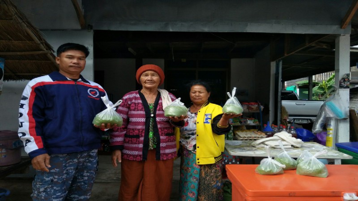 เสน่ห์วิถีชนบท!! ออกหา"ไข่ผำ"ใส่ถุงขาย และปรุงเป็นอาหาร ทำกินกันทั้งครอบครัว เรียบง่าย-พึ่งตนเอง (ชมคลิป)